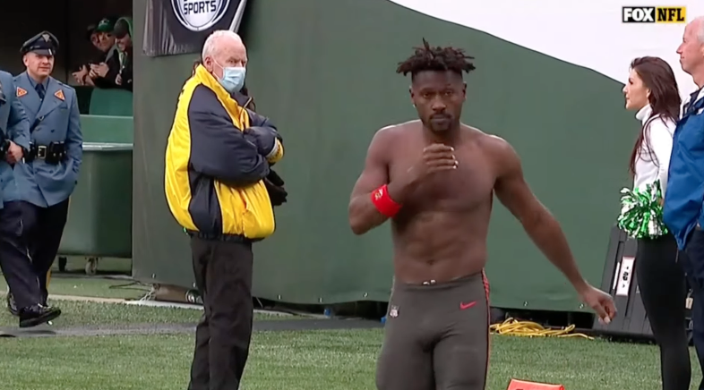 Twitter Reacts To Antonio Brown Taking His Shirt Off During the Game & Leaving The Field (Video)