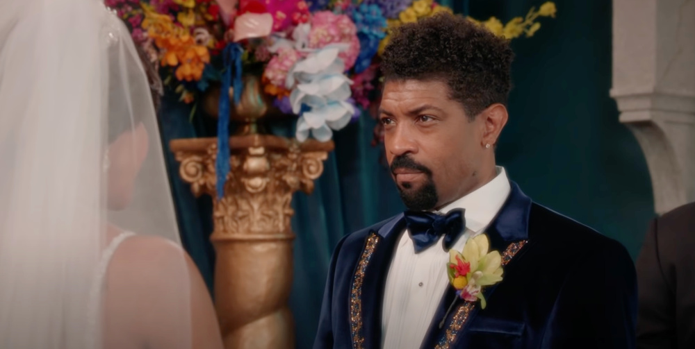Deon Cole gets married to Vivica A. Fox on Black-ish