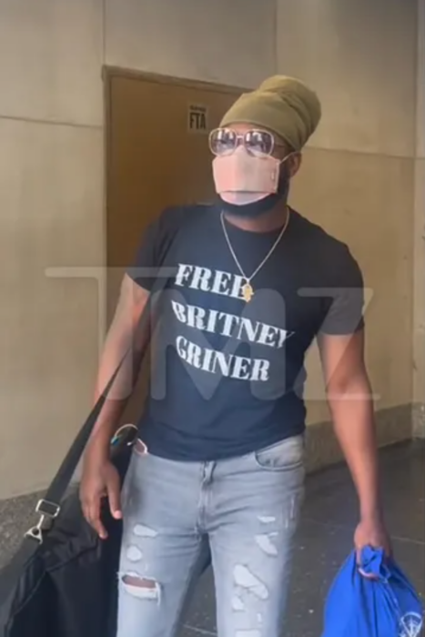 Billy Wes wearing Free Brittney Griner t-shirt