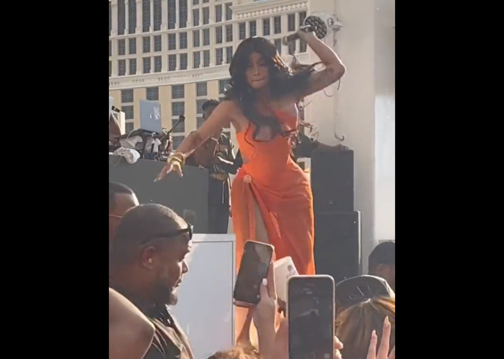 cardi-b-throws-mic-at-fan-who-tossed-drink-on-her-las-vegas