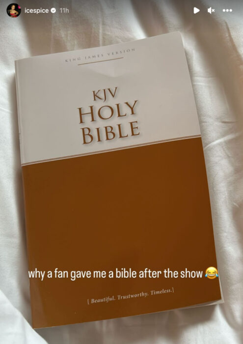 Fan gives Ice Spice a bible after her powerhouse performance