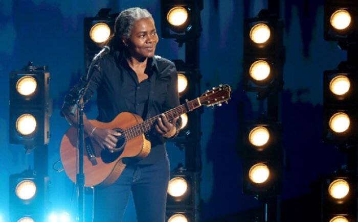 OMG! Tracy Chapman Trends After 'Fast Car' Grammys Performance