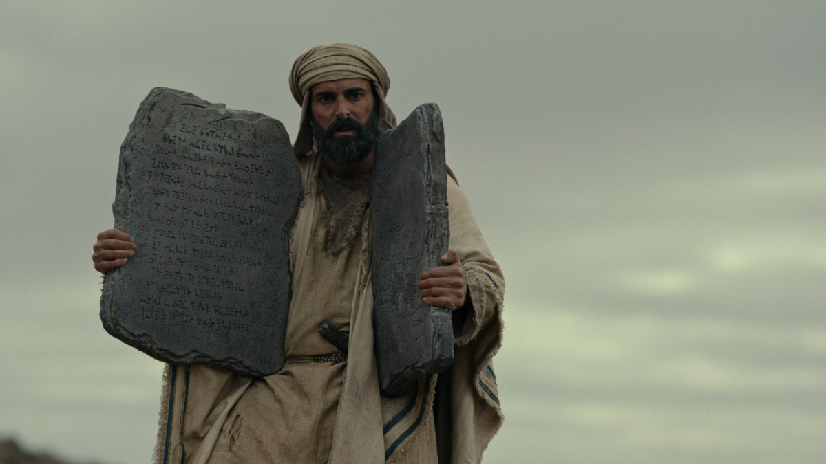 avi-azulay-as-moses-testament-the-story-of-moses-netflix