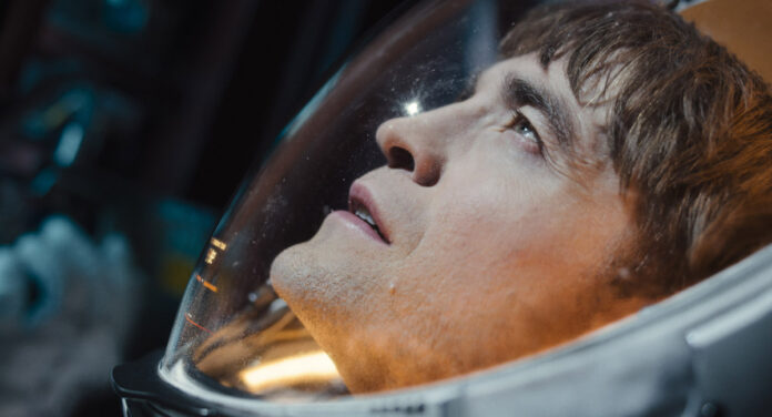 Mickey-17-Robert-Pattinson