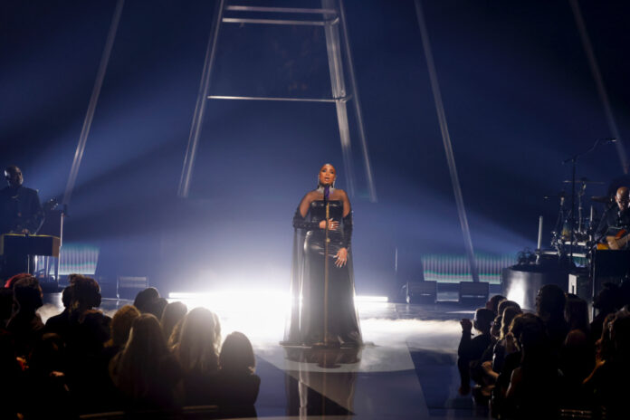 Jennifer-Hudson-Whitney-Houston-Tribute-American-Music-Awards