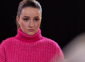 ‘Apple Cider Vinegar’ Is Now Streaming On Netflix Kaitlyn Dever as Belle in Apple Cider Vinegar