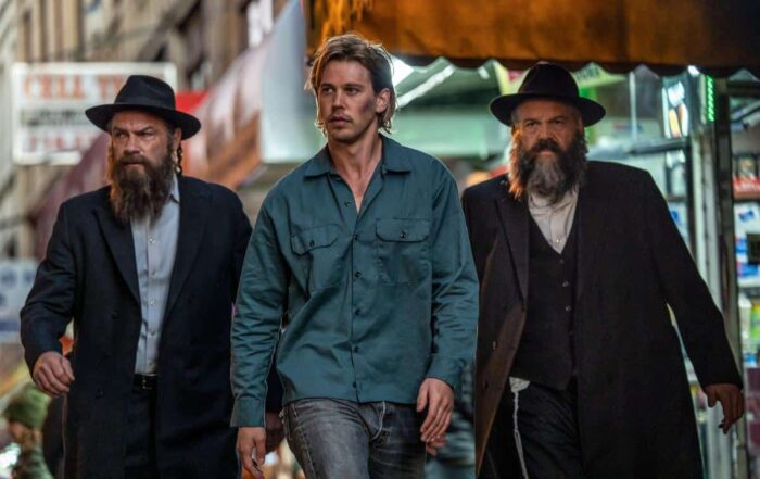 Hank (Austin Butler) works with Lipa (Liev Schreiber) and Shmully (Vincent D'Onofrio) to find hidden money in Caught Stealing.