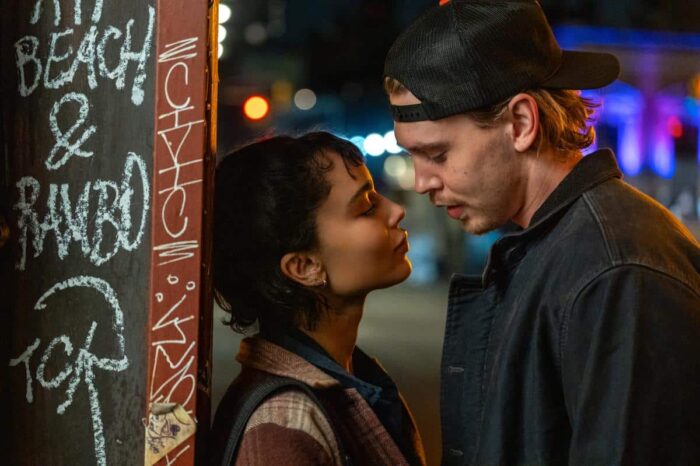 Yvonne (Zoë Kravitz) and Hank (Austin Butler) share a moment outside a New York bar in Caught Stealing.