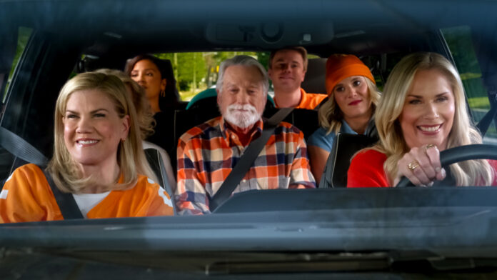 Kristen Johnston as Carol, Annie Gonzalez as Nora, Blake Clark as Daddy John, Graham Rogers as Tyler, Hannah Pilkes as Josie, and Leanne Morgan in Episode 104 of “Leanne” on Netflix.