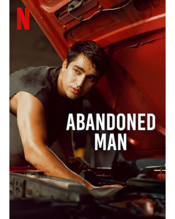 Baran standing in a repair shop in Netflix drama Abandoned Man