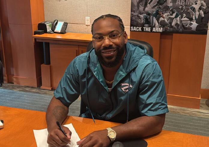 Za’Darius Smith announces his retirement from the NFL after 11 seasons in an emotional Instagram post.
